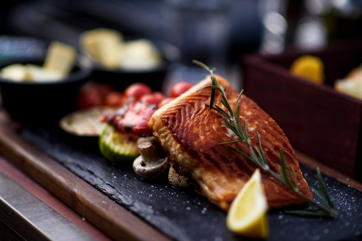 Filetto di salmone grigliato con verdure, piatto elegante